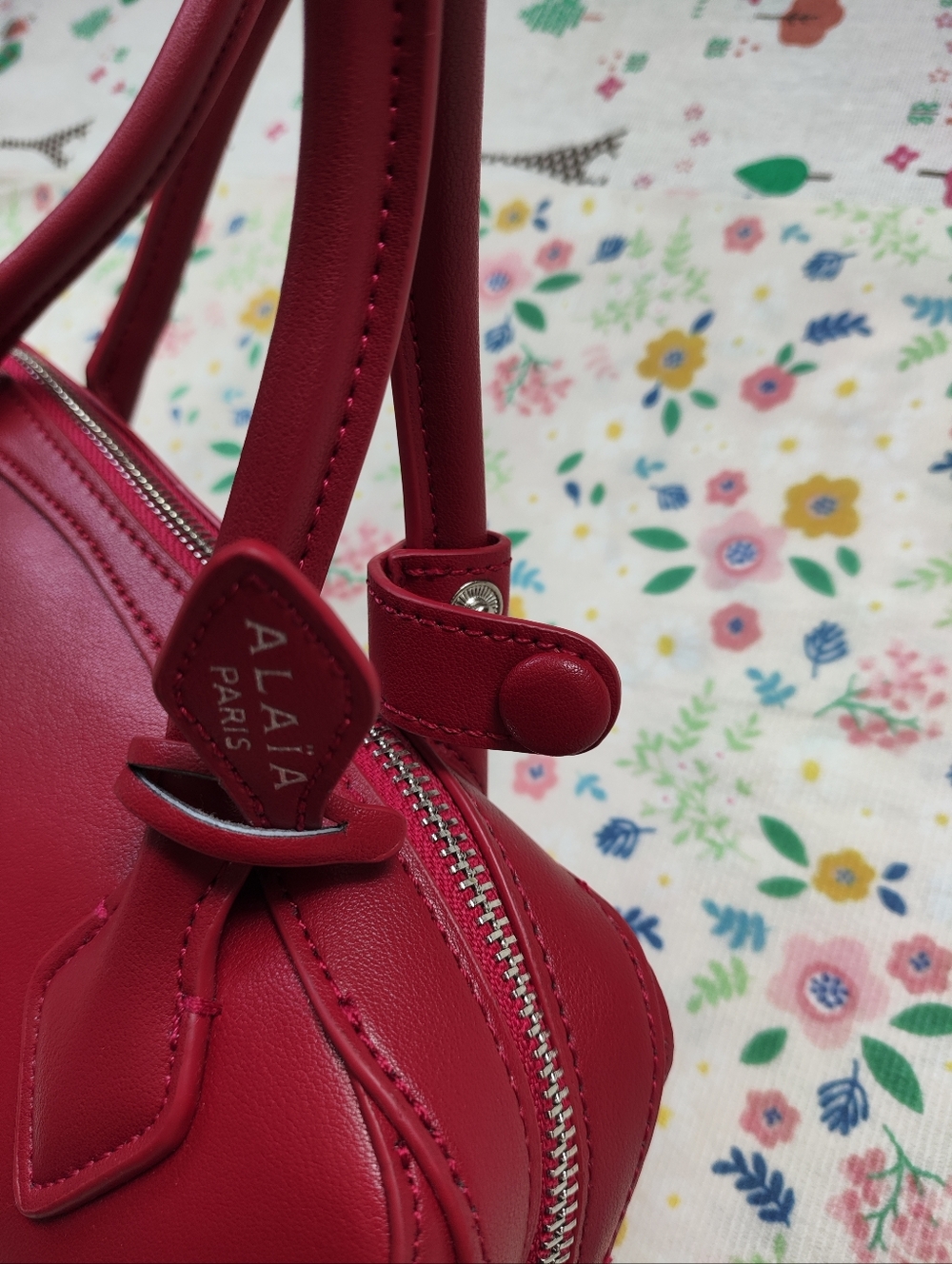 ALAÏA Red Baguette Shoulder Bag - Picture 4 of 7